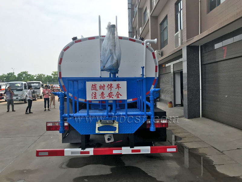 東風(fēng)多利卡D9保溫運水車